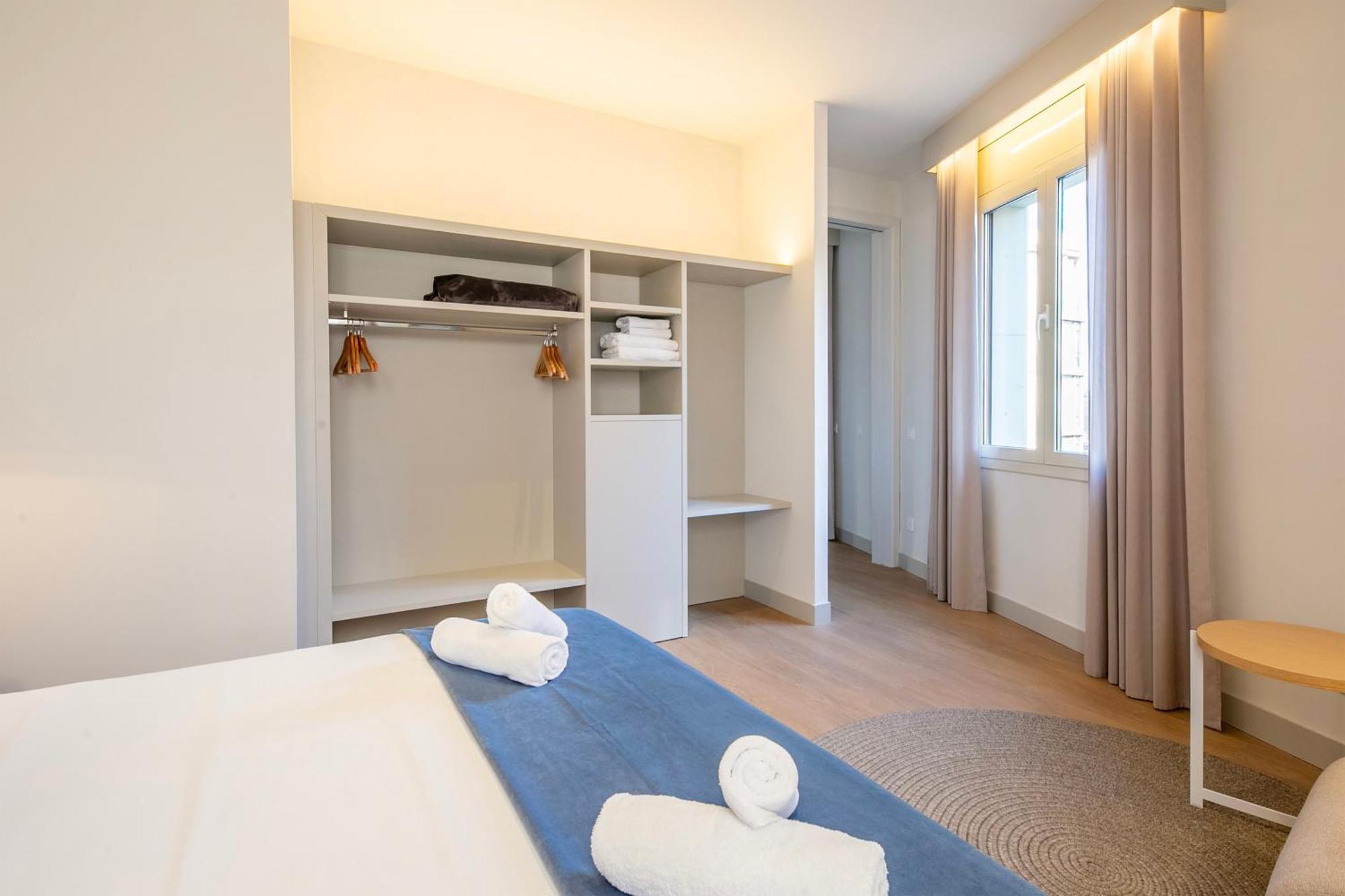 Fisa Rentals Ramblas Apartments Barcelona Bagian luar foto